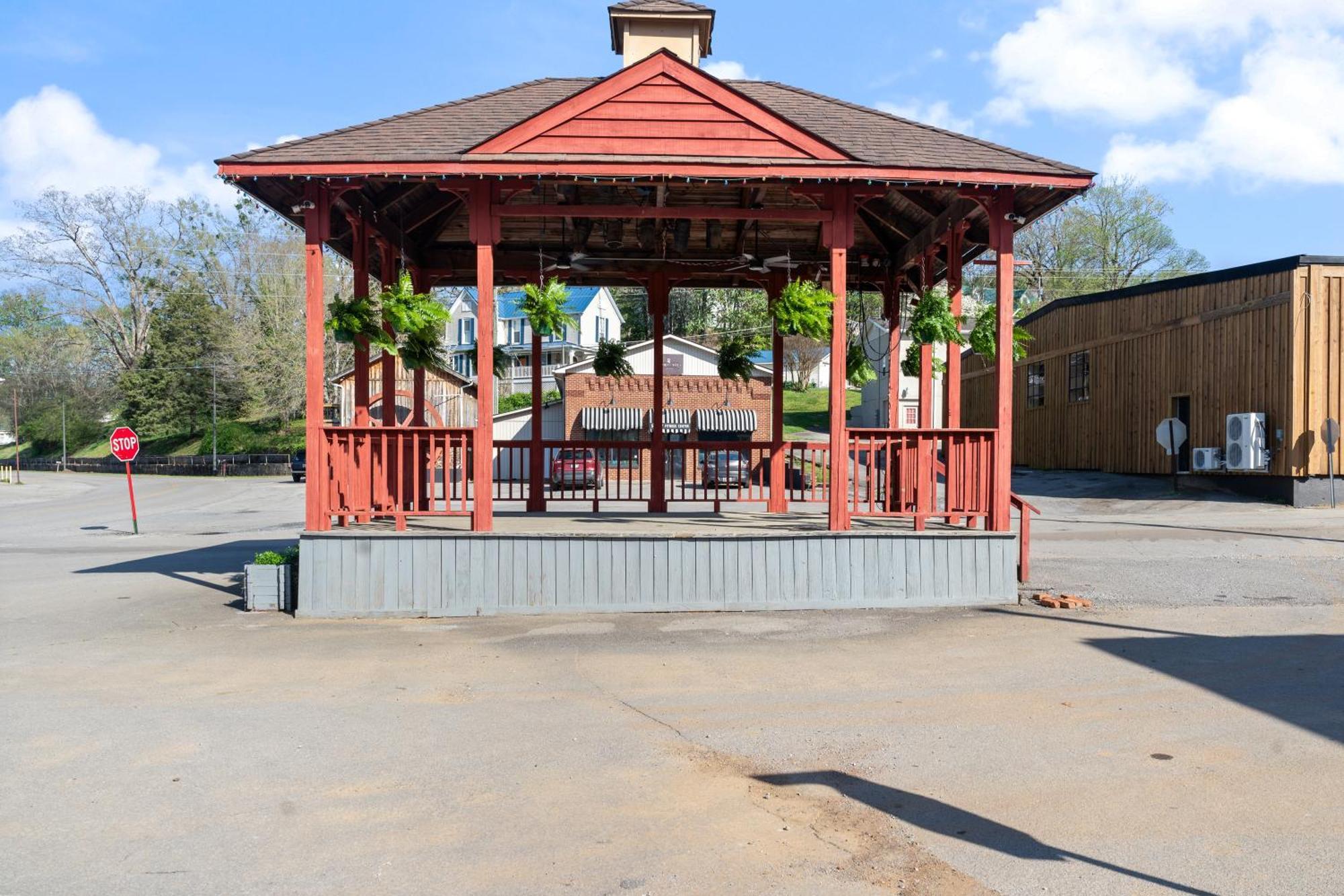 The Tellico Plains Inn And Event Venue Bagian luar foto