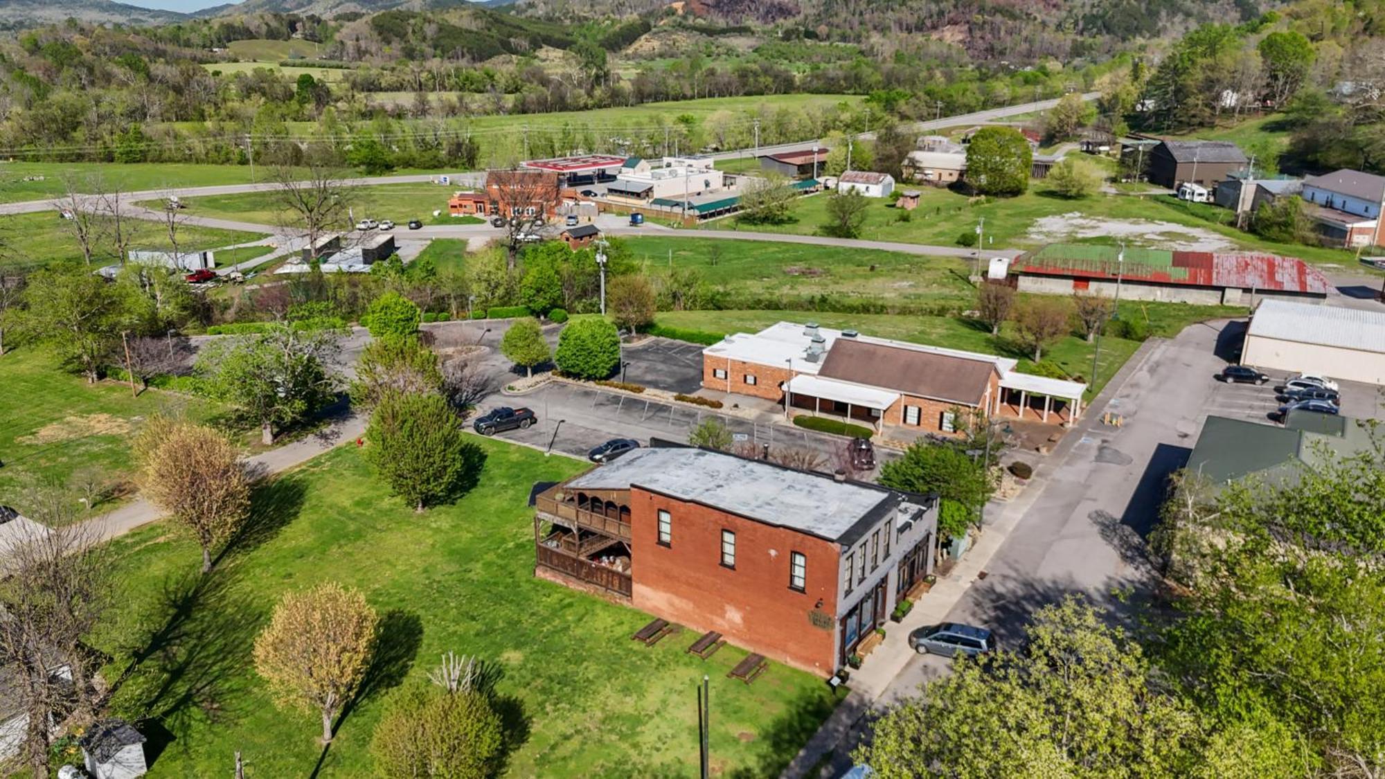 The Tellico Plains Inn And Event Venue Bagian luar foto