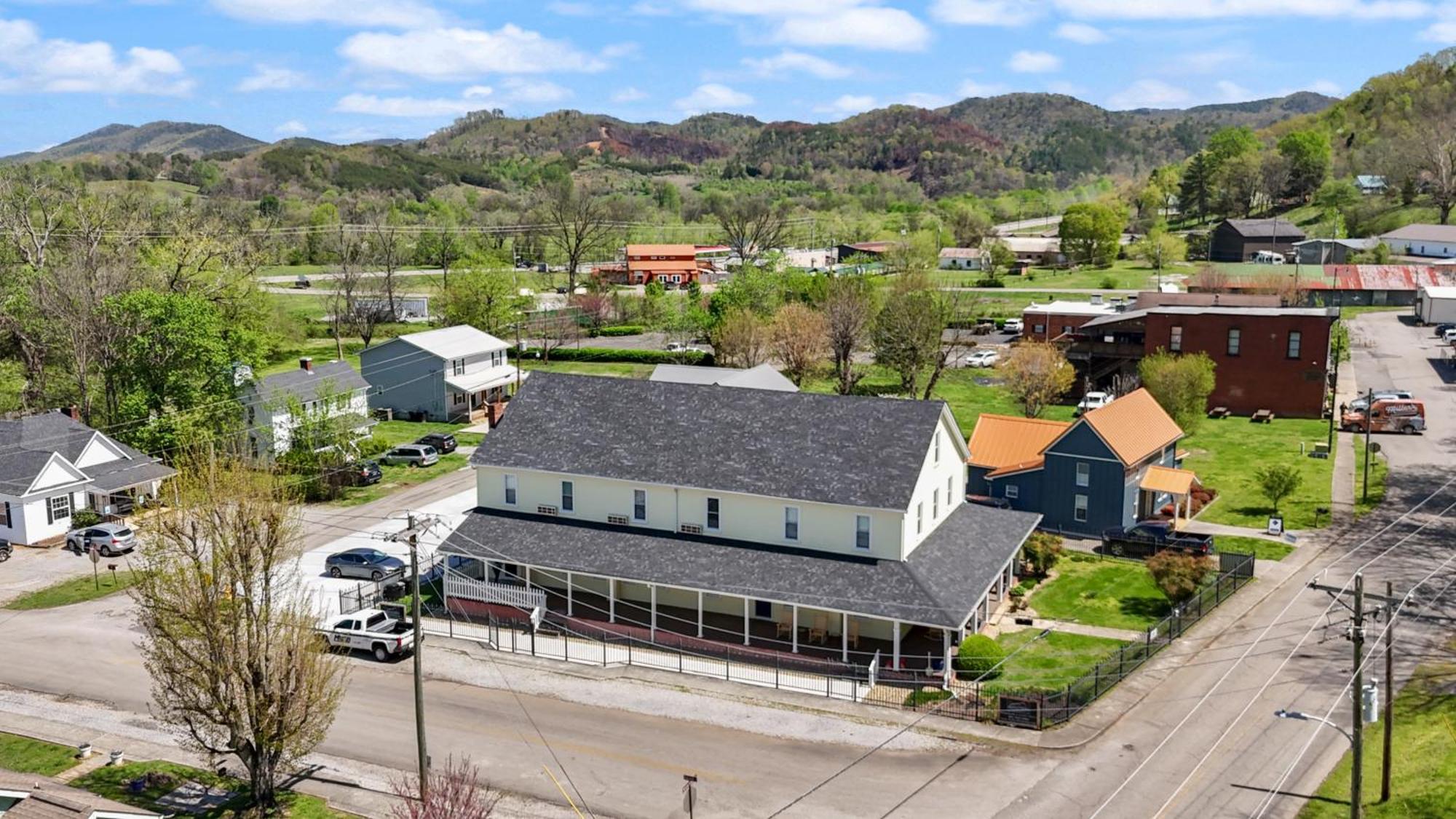 The Tellico Plains Inn And Event Venue Bagian luar foto